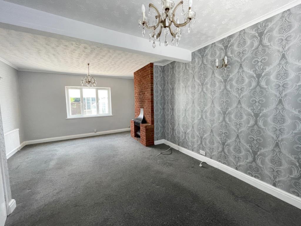 Lot: 27 - THREE-BEDROOM TERRACE HOUSE FOR IMPROVEMENT - Living area
